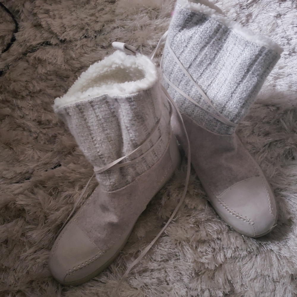White lined soft boots